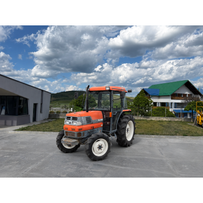 Tractor Japonez 40CP Kubota GL400 4x4 - cu cabina+AC si freza de sol